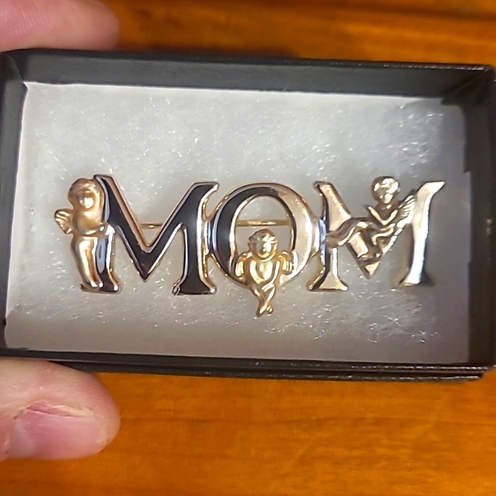 MOM Goldtone Pin L Razza